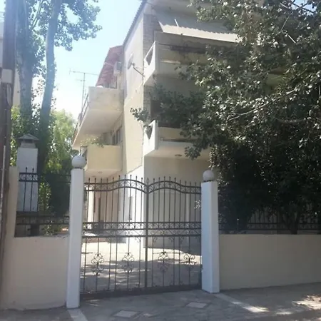 Air Conditioned In Quite Garden With Barbecue Apartment