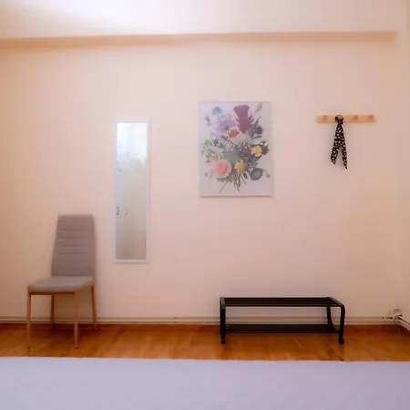 Myrtle, Center Renovated Apartment
