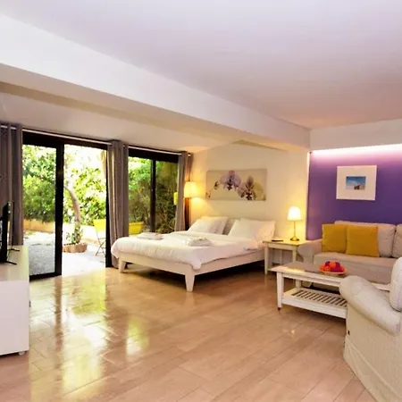 Beautiful House With Private Garden In Voula Apartment