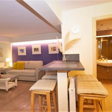 Beautiful House With Private Garden In Voula *