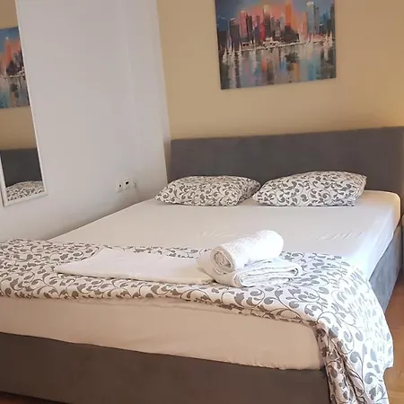 Petrol Apartment- Center, 4 Bd, 1 Bath Apartment