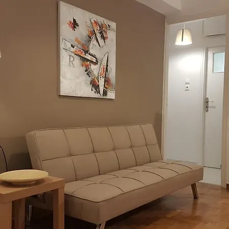 Petrol Apartment- Center, 4 Bd, 1 Bath *