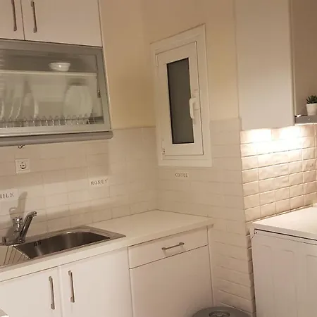 Petrol Apartment- Center, 4 Bd, 1 Bath Apartment *