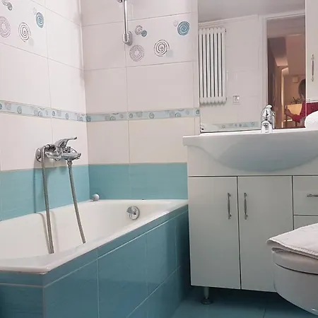 Petrol Apartment- Center, 4 Bd, 1 Bath Apartment