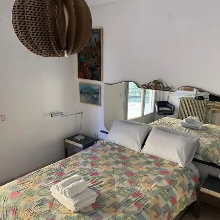 Vintage 70s Flat Athens
