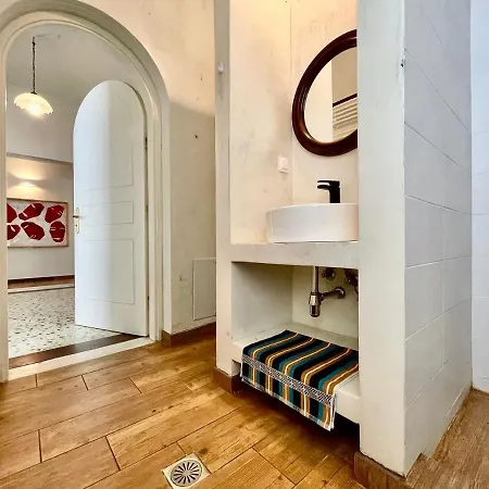 Five Brand New Boutique * Athens