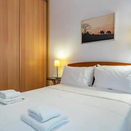 Flat In Excellent Location With Private Parking Διαμέρισμα *