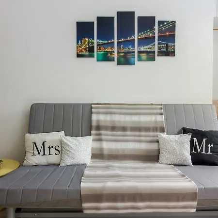 Comfy Close To Floisvos Apartment *