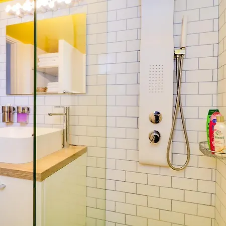 Spacious Flat☆3min To Metro☆ac|netflix|pc *