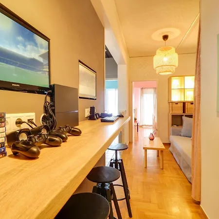 Spacious Flat☆3min To Metro☆ac|netflix|pc Апартаменты Афины