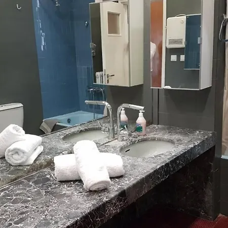 Double - Center, 7 Bd, 3 Bath Apartment *