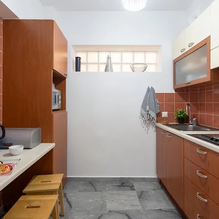 3bd Apt. Near Acropolis Apartment