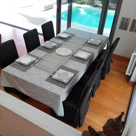 Ultra-modern Living, Luxe 4br With Private Outdoor Pool *