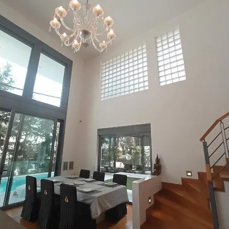 Villa Ultra-modern Living, Luxe 4br With Private Outdoor Pool *