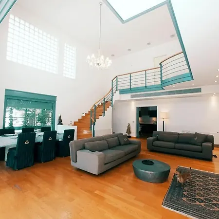 Villa Ultra-modern Living, Luxe 4br With Private Outdoor Pool