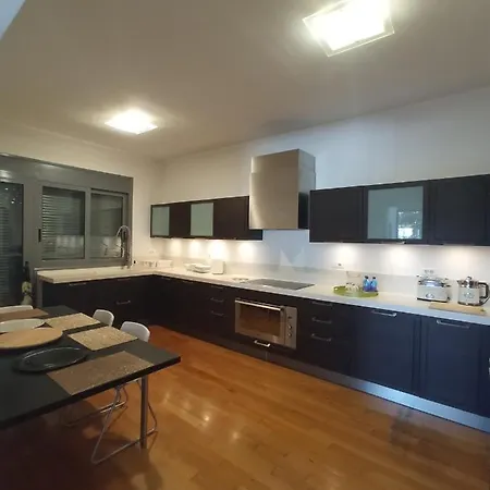 Villa Ultra-modern Living, Luxe 4br With Private Outdoor Pool