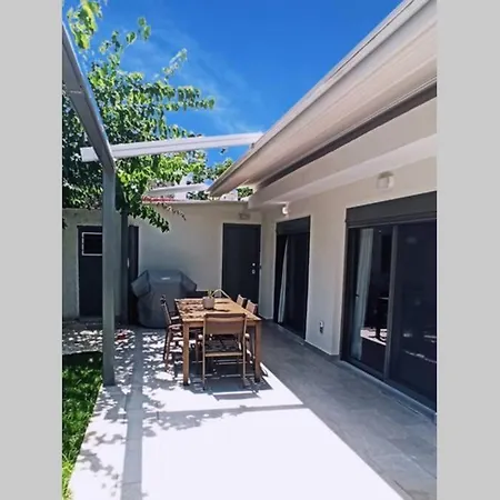 Riviera Luxury House With Sunny Backyard *