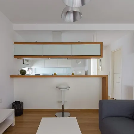 Bright Flat For 4 Near The Subway