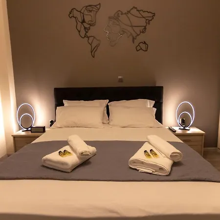 Luxury 10' From The Center! * Athens