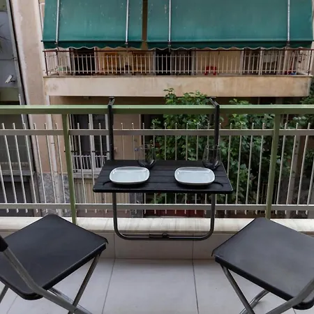 Luxury 10' From The Center! Athens