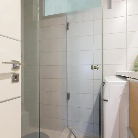 Bright Flat For 4 Near The Subway