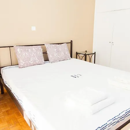 Quiet, Comfy With Balcony Near To Metro! Apartment *