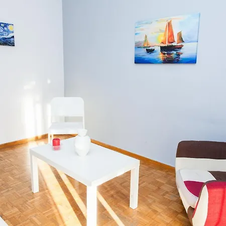 Quiet, Comfy With Balcony Near To Metro!
