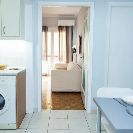 Quiet, Comfy With Balcony Near To Metro!