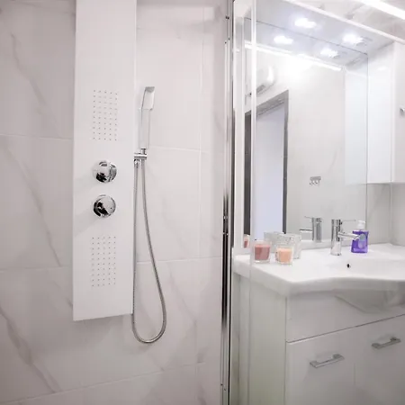 Modern 2 Bedroom Next To Metro - Marousi