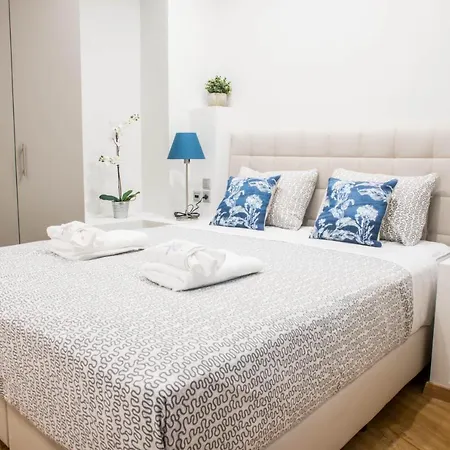 Apartment A21 Pristine A Breath Away From Parthenoon! *
