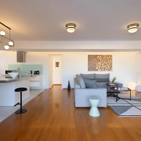 New Stunning Penthouse W/spectacular Vistas!