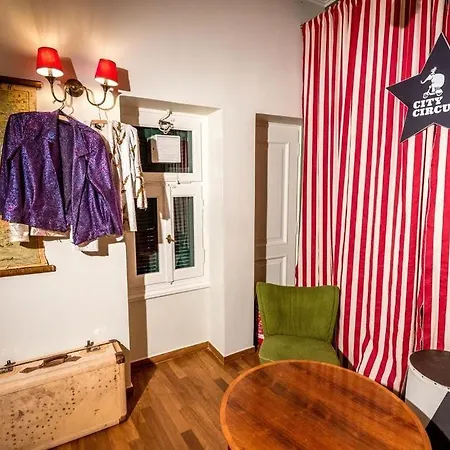 Circus Hostal *
