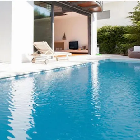 Villa Ultra-modern Living, Luxe 4br With Private Outdoor Pool *