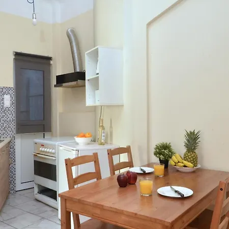 Stathmos Larissis C, A Cozy 2br Apartment, Close To Metro Station. 6 * Athens