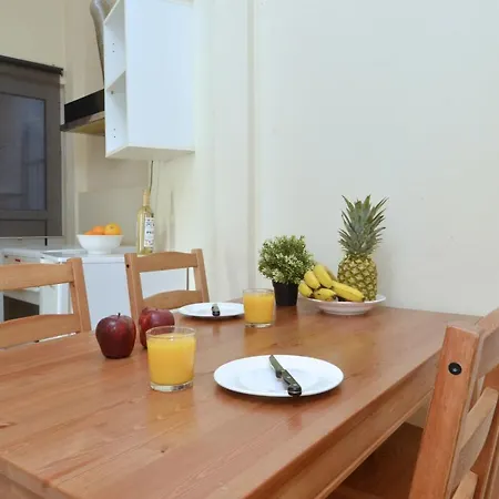 Stathmos Larissis C, A Cozy 2br Apartment, Close To Metro Station. 6 Athens