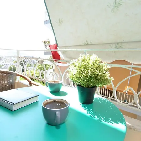 Stathmos Larissis C, A Cozy 2br Apartment, Close To Metro Station. 6 * Athens