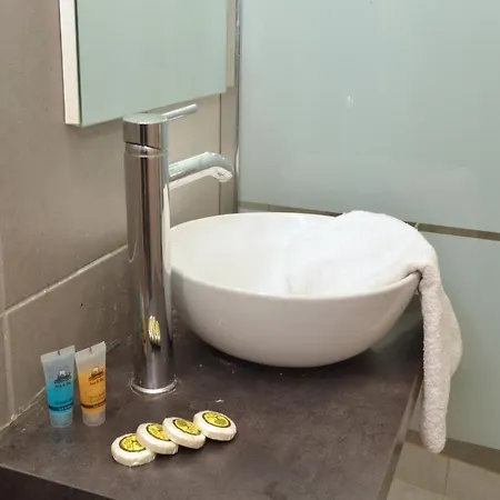 Stathmos Larissis C, A Cozy 2br Apartment, Close To Metro Station. 6 *