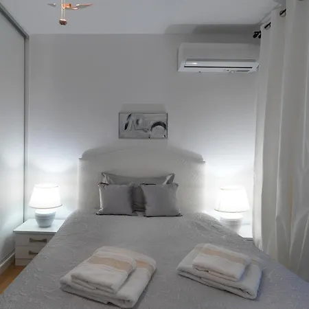 Elegant In Glyfada Apartment *