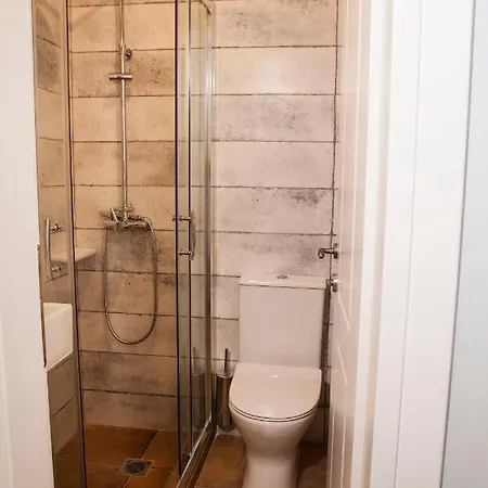 Apartment Lovely 1st Fl. Apt, With Balcony In Pagrati