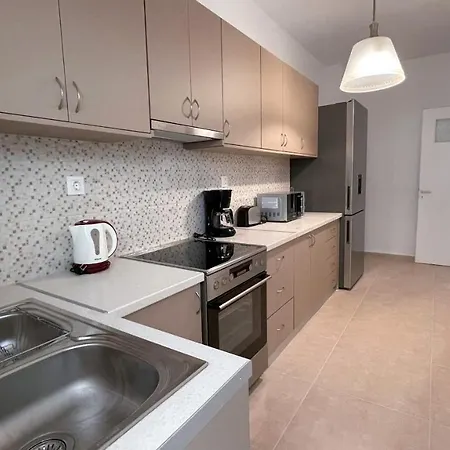 Acropolis Walkway Apartment *
