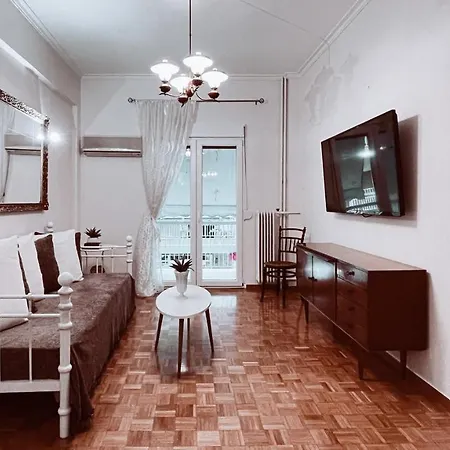 Vintage 2-bedroom Apt In The Heart Of The
