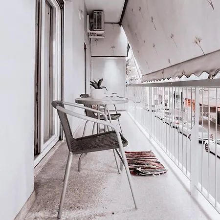 Vintage 2-bedroom Apt In The Heart Of The Apartment