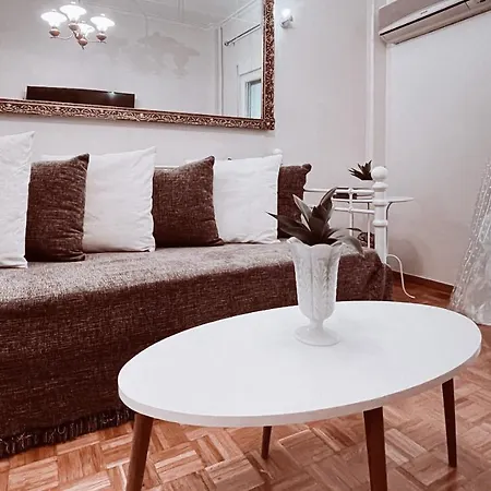 Vintage 2-bedroom Apt In The Heart Of The *