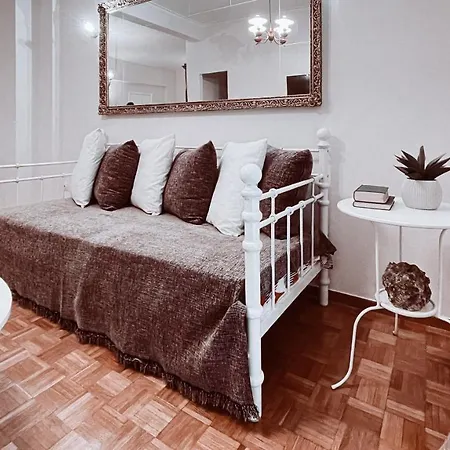 Vintage 2-bedroom Apt In The Heart Of The