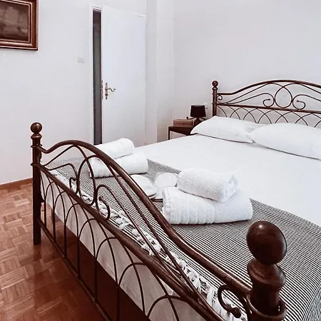 Vintage 2-bedroom Apt In The Heart Of The Apartment *