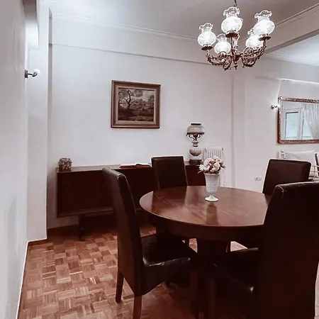 Vintage 2-bedroom Apt In The Heart Of The Apartment