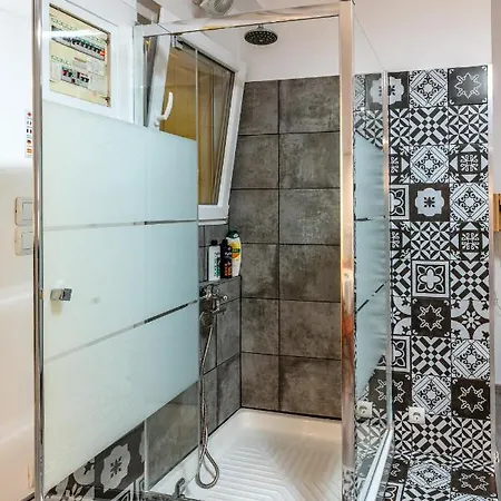 Apartment Ground In Bohemian Psiri In The Historic Center-in Vivo