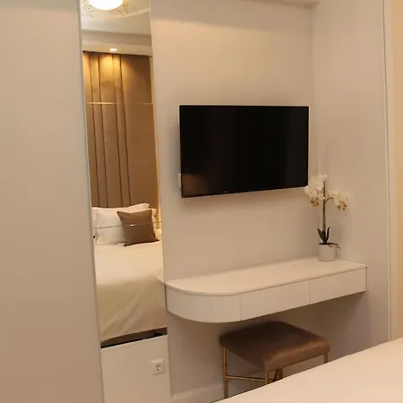 Adri & Marg Luxury Living *