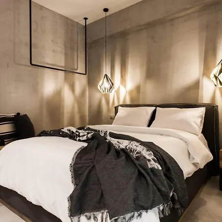 Apartment Chic - Strolling To The Athenian Streets Athens