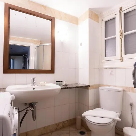 Ideal 4 Bdr In Plaka For 10!